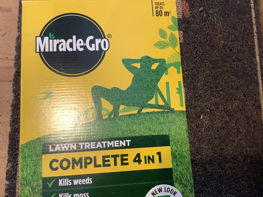 Miracle-Gro Lawn treatment complete 4 in 1
